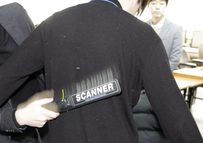 每道关口由两名大赛工作人员组成,他们手持金属探测仪严阵以待