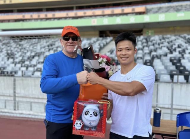 苏炳添为教练兰迪送上了北京冬奥会的吉祥物“冰墩墩”。