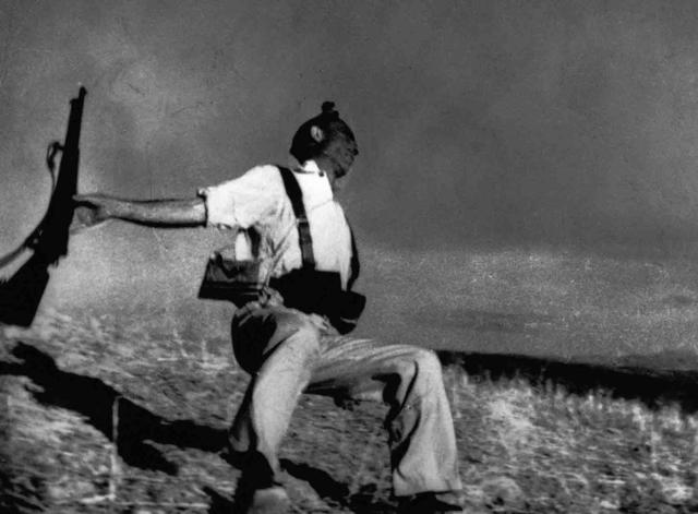 　　卡帕名作《战士之死》，西班牙内战中，国际纵队士兵中枪的一瞬间