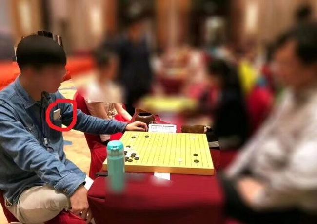 比赛中手机放置在胸前口袋