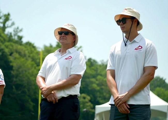 主教练（左）：Ted Sawicki 助理教练（右）：Ian Timpone