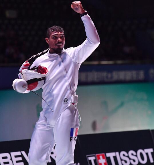 法国选手雅尼克-博雷尔获得男子重剑冠军