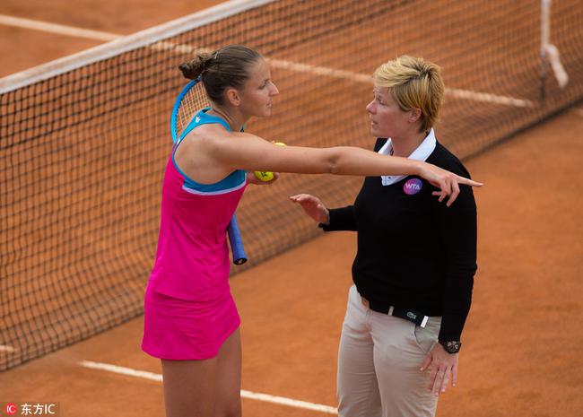 普娃与主裁争论