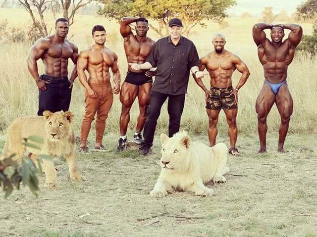 最牛的肌肉男团 烂铁炼就威猛身躯