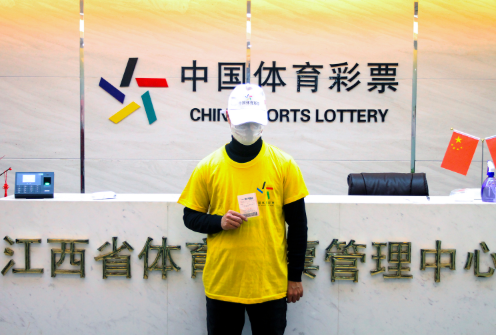 中奖得主领奖照