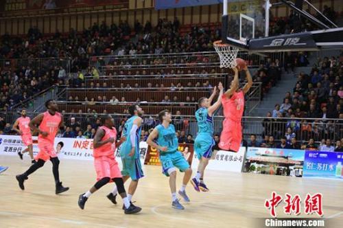 资料图：中国大学篮球正在追赶NCAA。张亚东 摄