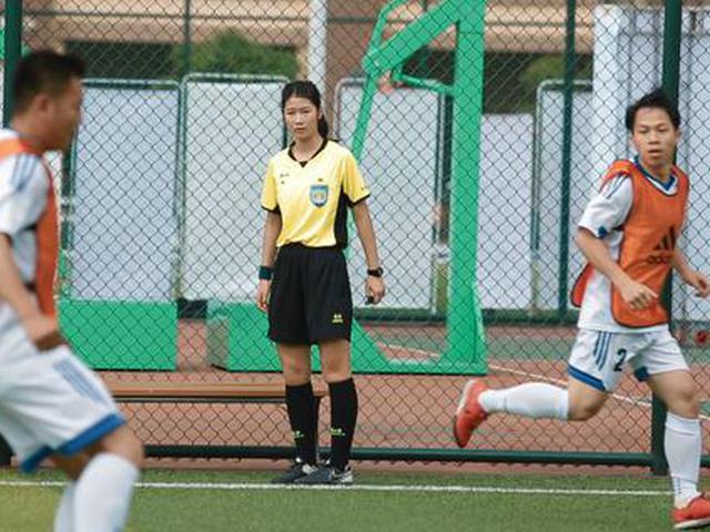 最美女裁判:我也想上去踢比赛