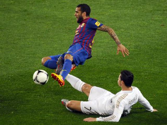 视频-球场上的超级防守!2018足坛疯狂滑铲合集