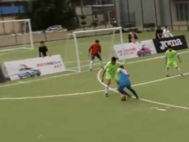 顾海明潇洒踩单车 禁区横传误打误撞破门