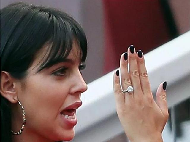 C罗女友看台秀鸽子蛋钻戒