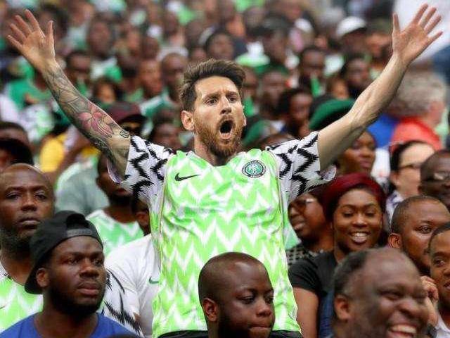 阿根廷球迷亲吻尼日利亚球迷