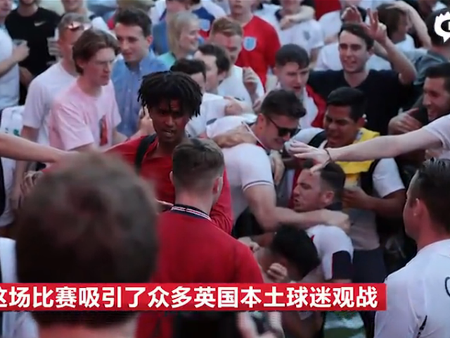 英格兰球迷内讧 打架遍地狼藉
