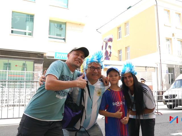 阿根廷球迷合影梅西涂鸦