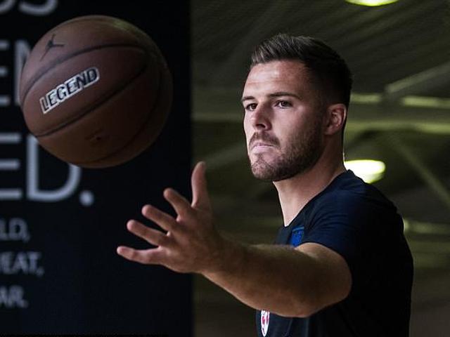 快乐足球英格队兰赛前打篮球