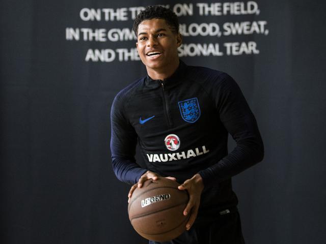 英格兰享受快乐篮球