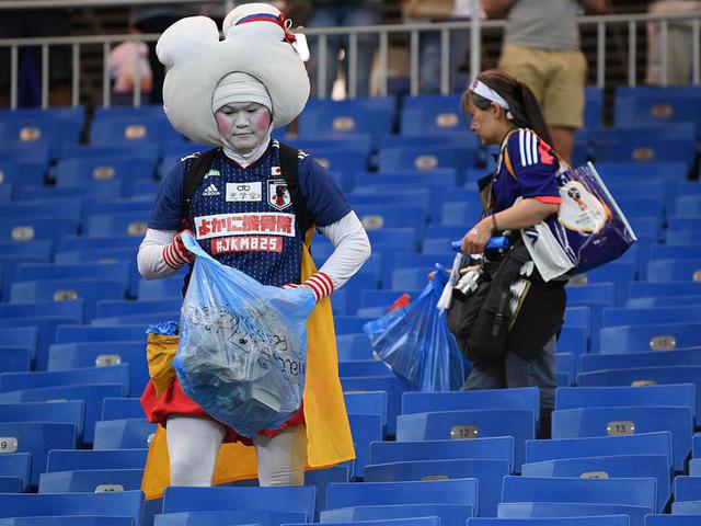 日本球迷赛后不忘收拾垃圾