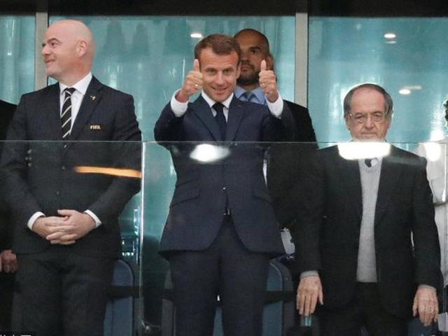 法国总统振臂高呼乐开花