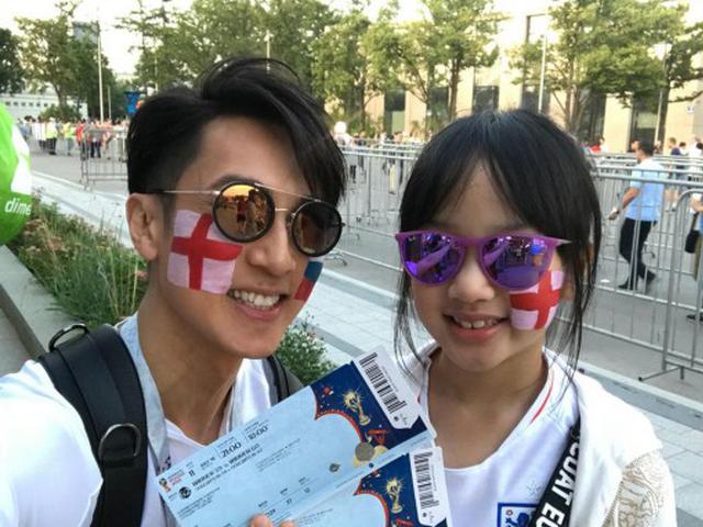 吴尊带女儿现场助威英格兰