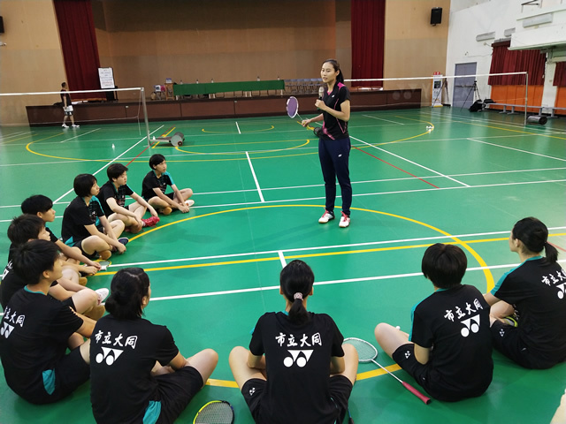 世界冠军王仪涵点拨台北小球员