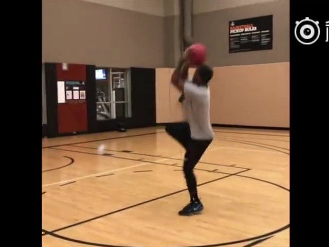 背后运球+金鸡独立单脚投篮