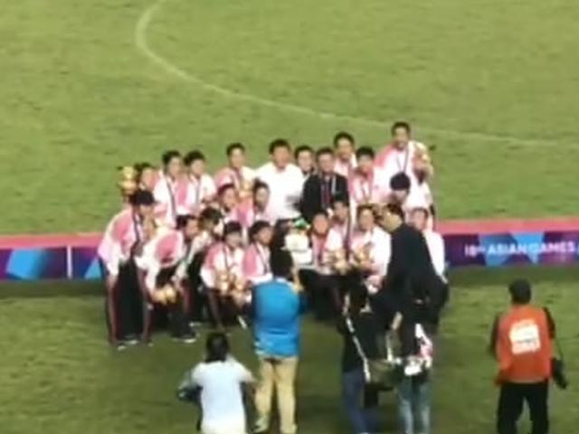 马云决赛现场助威女足