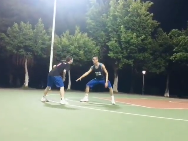 情侣球场甜蜜打篮球撒狗粮