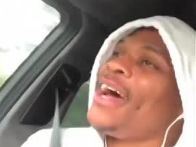 威少这一定是去买衣服的路上