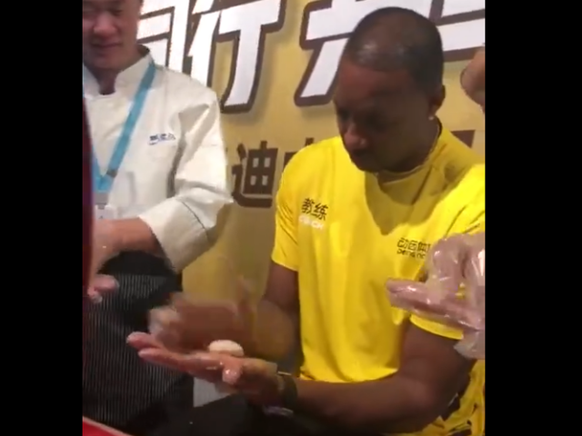 麦迪跟着中国厨师做中秋月饼