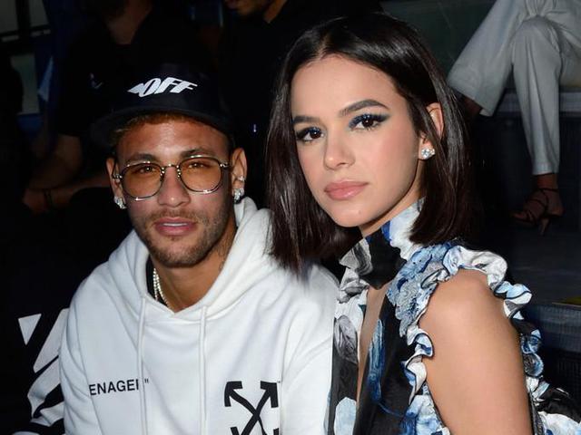 视频-恩爱依旧! 内马尔携女友布鲁纳亮相巴黎时装周