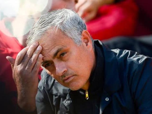 足球飞到了场外 轮到主教练秀脚法了 穆里尼奥