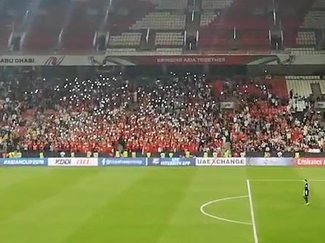 球迷高歌《义勇军进行曲》