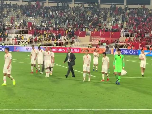 国足绕场感谢球迷