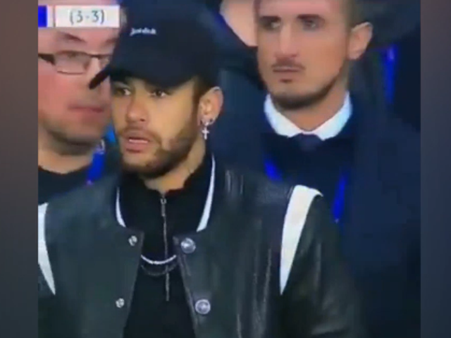 内马尔场边满脸写着不解