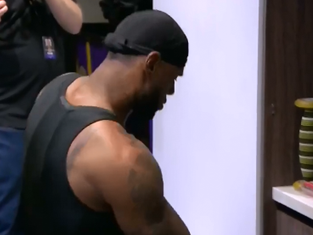 詹姆斯摇头晃脑备战爵士