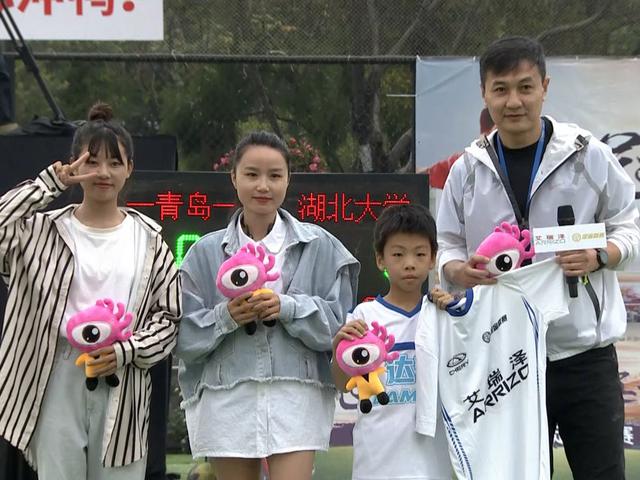 徐阳亲自上阵秀绕杆射门