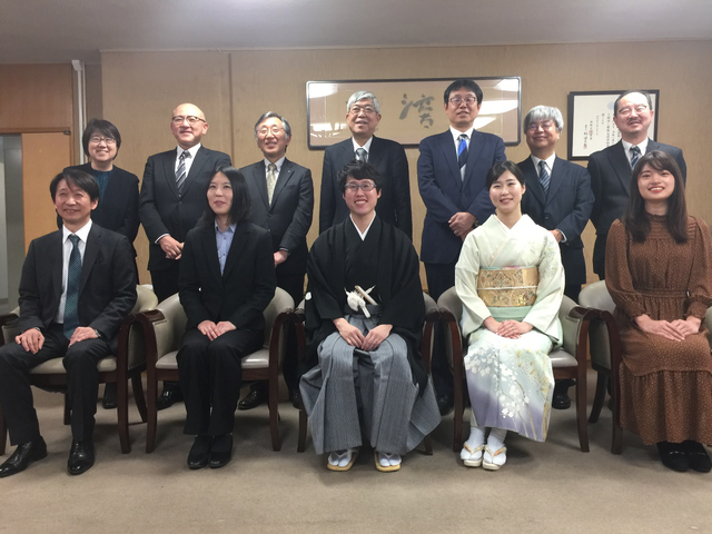 井山裕太携夫人（井山裕太右边）一同出席颁奖仪式