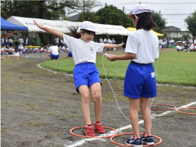 学生在比赛时尽量保持距离（每日新闻）