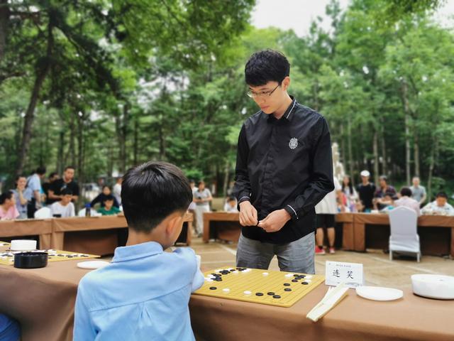 视频-棋圣战连笑指导棋特写