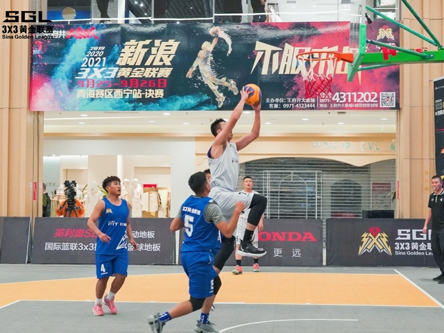 拉毛才旦只身杀入内线 势大力沉完成双手暴扣!