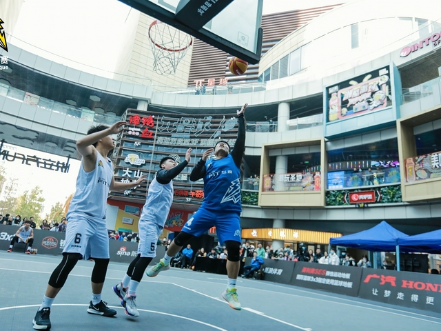 张振楠一突三上篮命中,大秀肌肉霸气十足!_手机新浪网