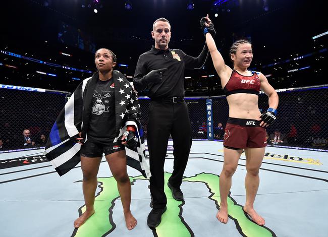 张伟丽以一致判定赢下了自己的八角笼首秀胜利