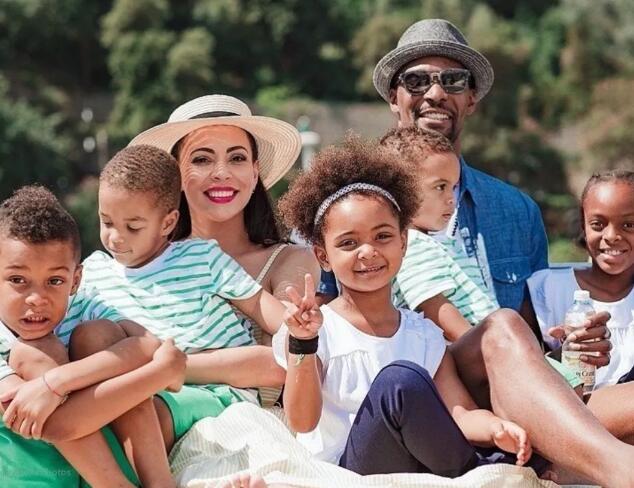 2米11波什妻子身高不到1米6〔¨两位〕 不穿高跟只到龙腰