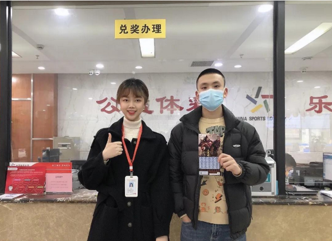 大奖获得者徐先生（右）领奖照