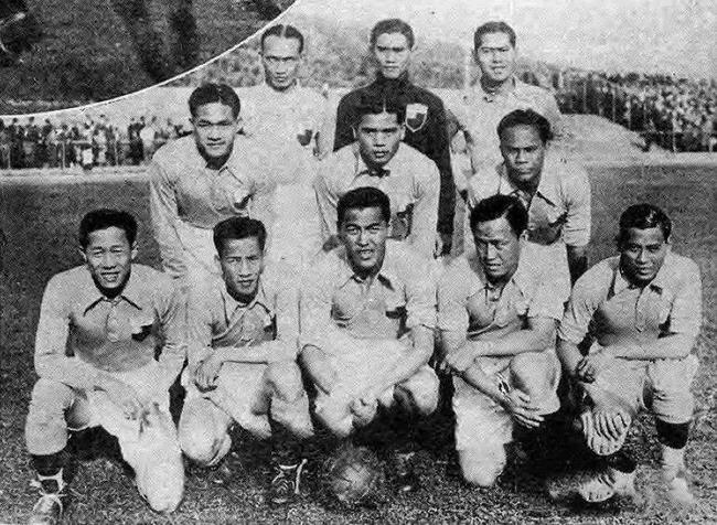 1936年奥运会，国足对阵英国队的阵容。前排中间为李惠堂，最后排右一为谭咏麟父亲谭江柏。