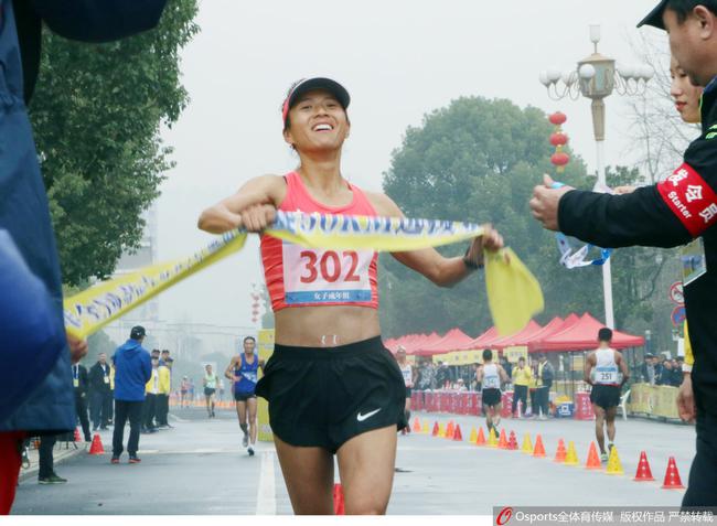 刘虹打破竞走50公里世界纪录