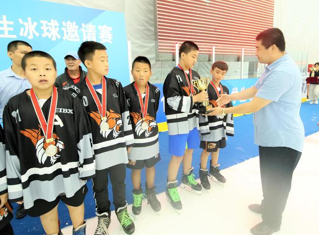 中国冰球协会竞赛部部长王磊颁奖