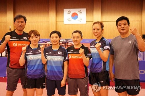 8月8日，位于忠清北道忠州市的镇川运动员村，韩国女子乒乓球队选手及教练合影留念。（韩联社）