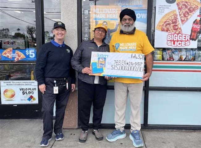 7-11店长(右)获赠奖金