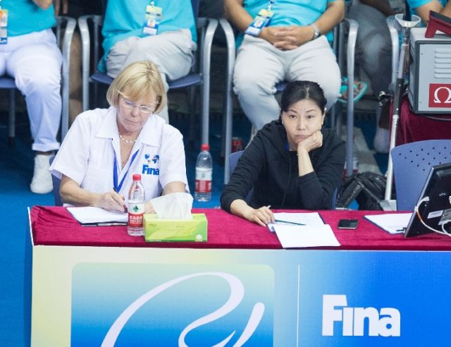 6月7日，中国游泳协会主席周继红（右）在场边观赛。新华社记者肖艺九摄
