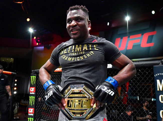 纳干诺成功复仇米欧奇,成为了新任ufc重量级冠军